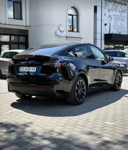 Tesla Model Y 2024