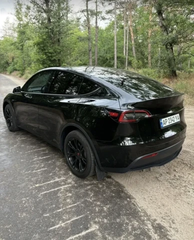 Tesla Model Y 2024